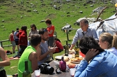 72_Raggiunti gli amici alla baita si mangia si beve e ci si diverte in compagnia